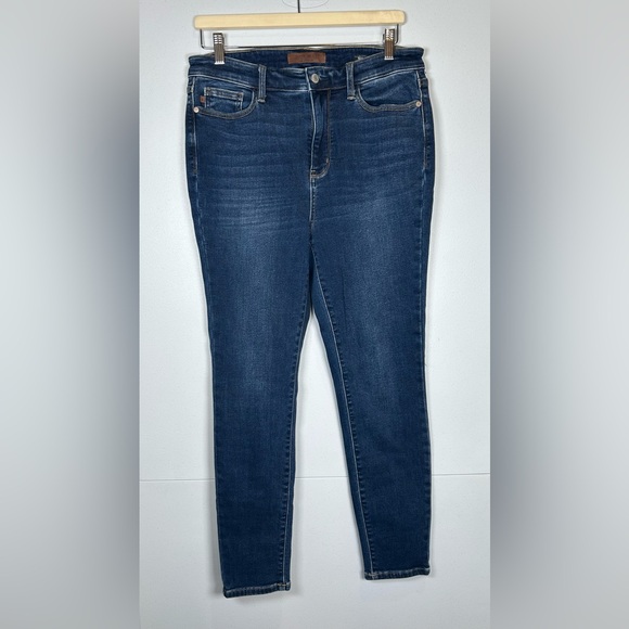 Judy Blue Denim - Judy Blue Skinny Fit w/ Stretch in Classic Blue. Size 13/31.